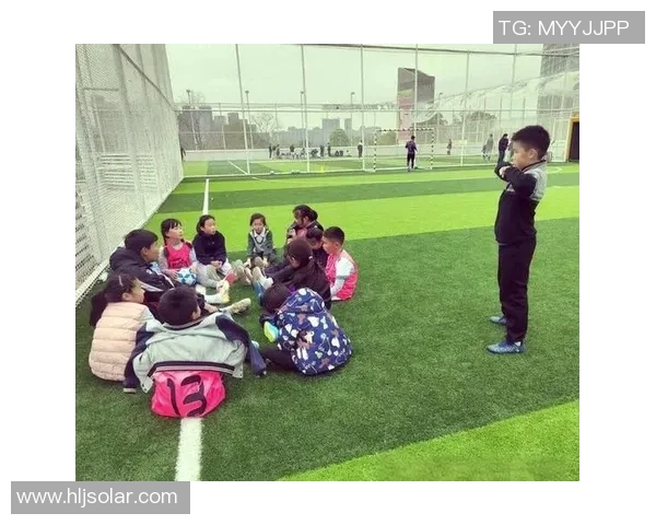 我们班的足球明星展现青春风采与团队精神的精彩瞬间 我们班的足球明星展现青春风采与团队精神的精彩瞬间