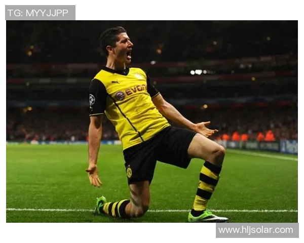 波兰足球巨星莱万多夫斯基的辉煌职业生涯与传奇瞬间回顾