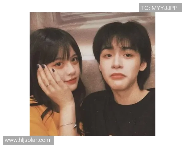 足球明星情侣照头像展现甜蜜爱情与运动激情的完美结合 足球明星情侣照头像展现甜蜜爱情与运动激情的完美结合